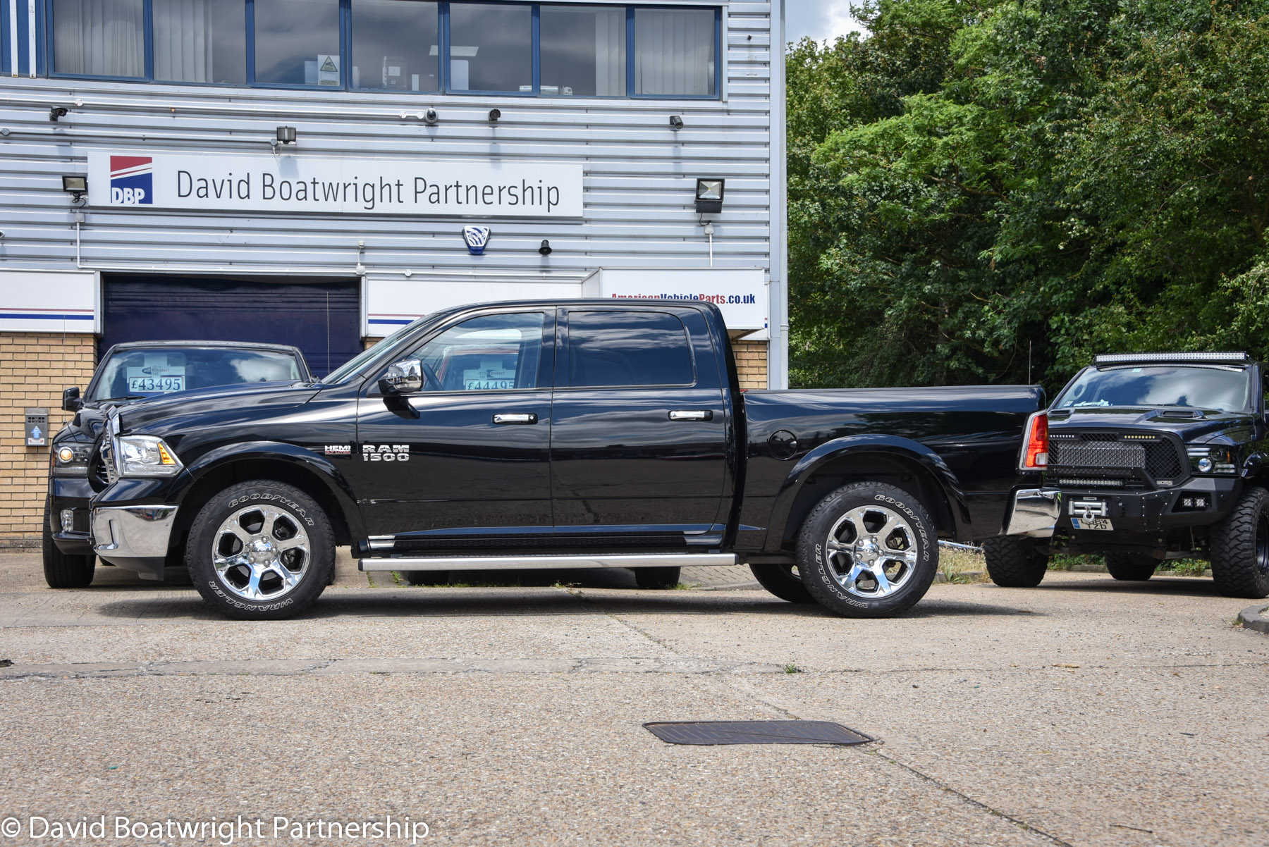 Dodge Ram LARAMIE 4x4 Crew - 13,000 miles